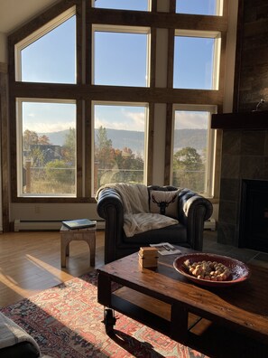 Smart TV, fireplace, DVD player, table tennis