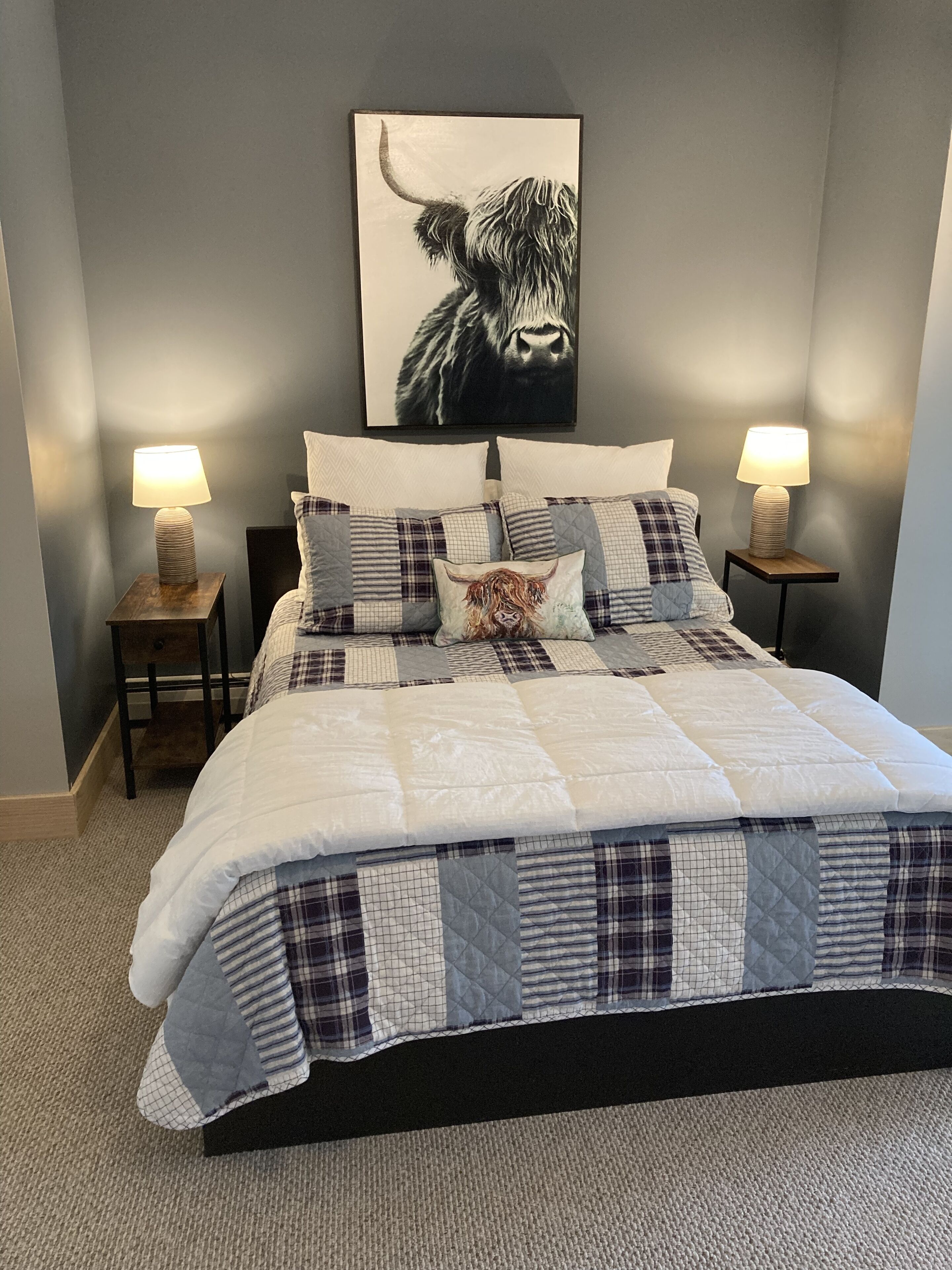 5 soverom, skrivebord, strykejern/-brett og reiseseng for barn