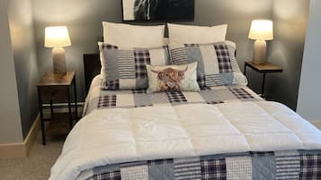 5 makuuhuonetta, työpöytä, silitysrauta/-lauta, vauvan matkasänky