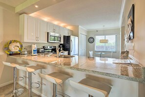 Geladeira, micro-ondas, cooktop, lava-louças