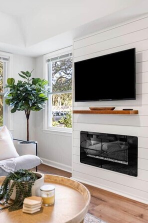 Smart TV, fireplace - Stylish & Bright! Walk to Beach, Golf Cart, Patio (Isle of Palms)