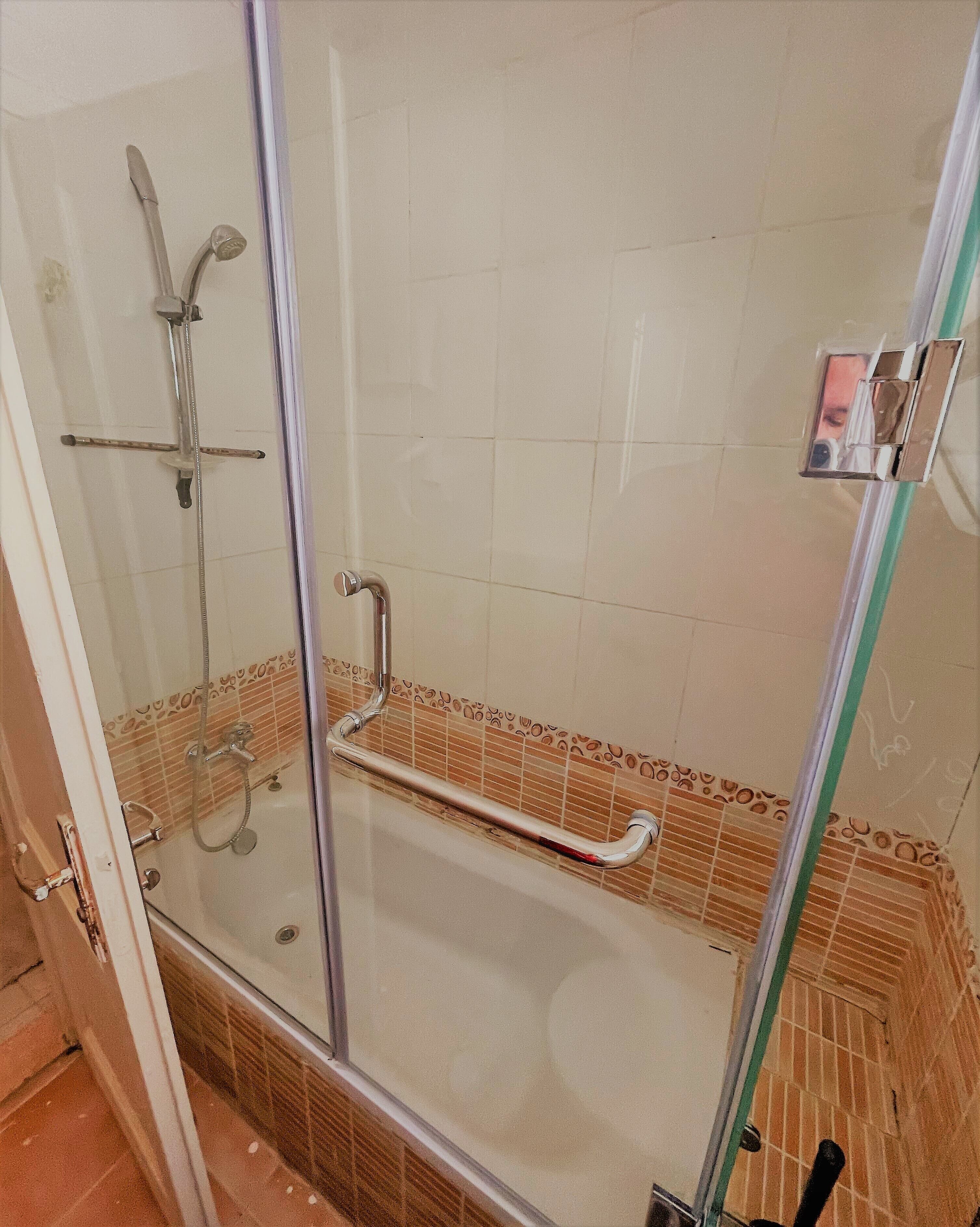 Elite Room | Bathroom | Shower, towels