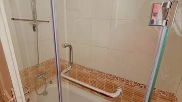 Elite Room | Bathroom | Shower, towels