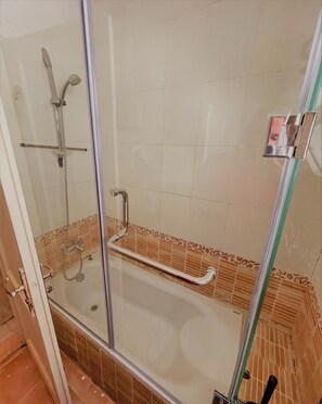 Habitación Elite | Baño | Ducha y toallas