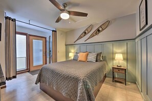 Tabla de planchar con plancha, internet y ropa de cama 