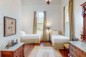 4 bedrooms, desk, iron/ironing board, WiFi