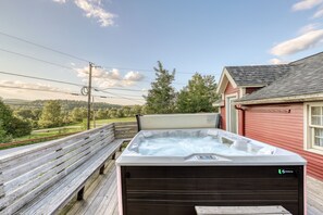 Outdoor spa tub - Two wonderful escapes with full kitchens, WiFi, private hot tub, & gas grill (Stowe)