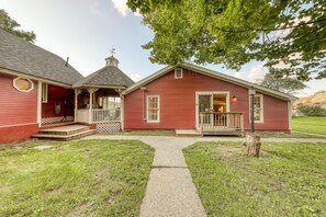 Exterior - Two wonderful escapes with full kitchens, WiFi, private hot tub, & gas grill (Stowe)