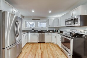 Fridge, microwave, oven, stovetop - Two wonderful escapes with full kitchens, WiFi, private hot tub, & gas grill (Stowe)