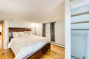 6 bedrooms, free internet, bed sheets - Two wonderful escapes with full kitchens, WiFi, private hot tub, & gas grill (Stowe)
