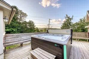 Terrace/patio - Two wonderful escapes with full kitchens, WiFi, private hot tub, & gas grill (Stowe)