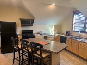 Fridge, microwave, oven, stovetop - Cozy waterfront,  1 bedroom with sleeper sofa. (Kalispell)