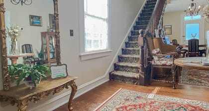 Historic Vaiden House, c.1781, on 8 acres: Modern Amenities with Old World Charm