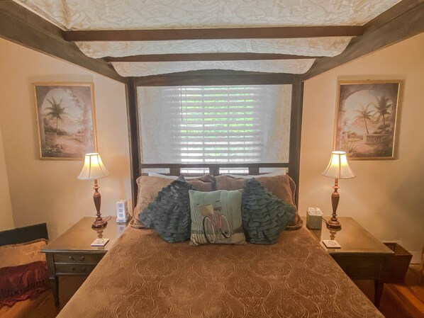 4 bedrooms, desk, iron/ironing board, travel cot