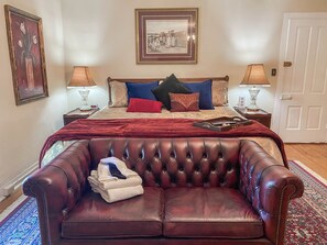 4 bedrooms, desk, iron/ironing board, travel cot - Historic Vaiden House, c.1781, on 8 acres: Modern Amenities with Old World Charm (New Kent)