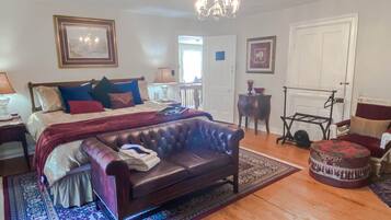 4 bedrooms, desk, iron/ironing board, travel crib