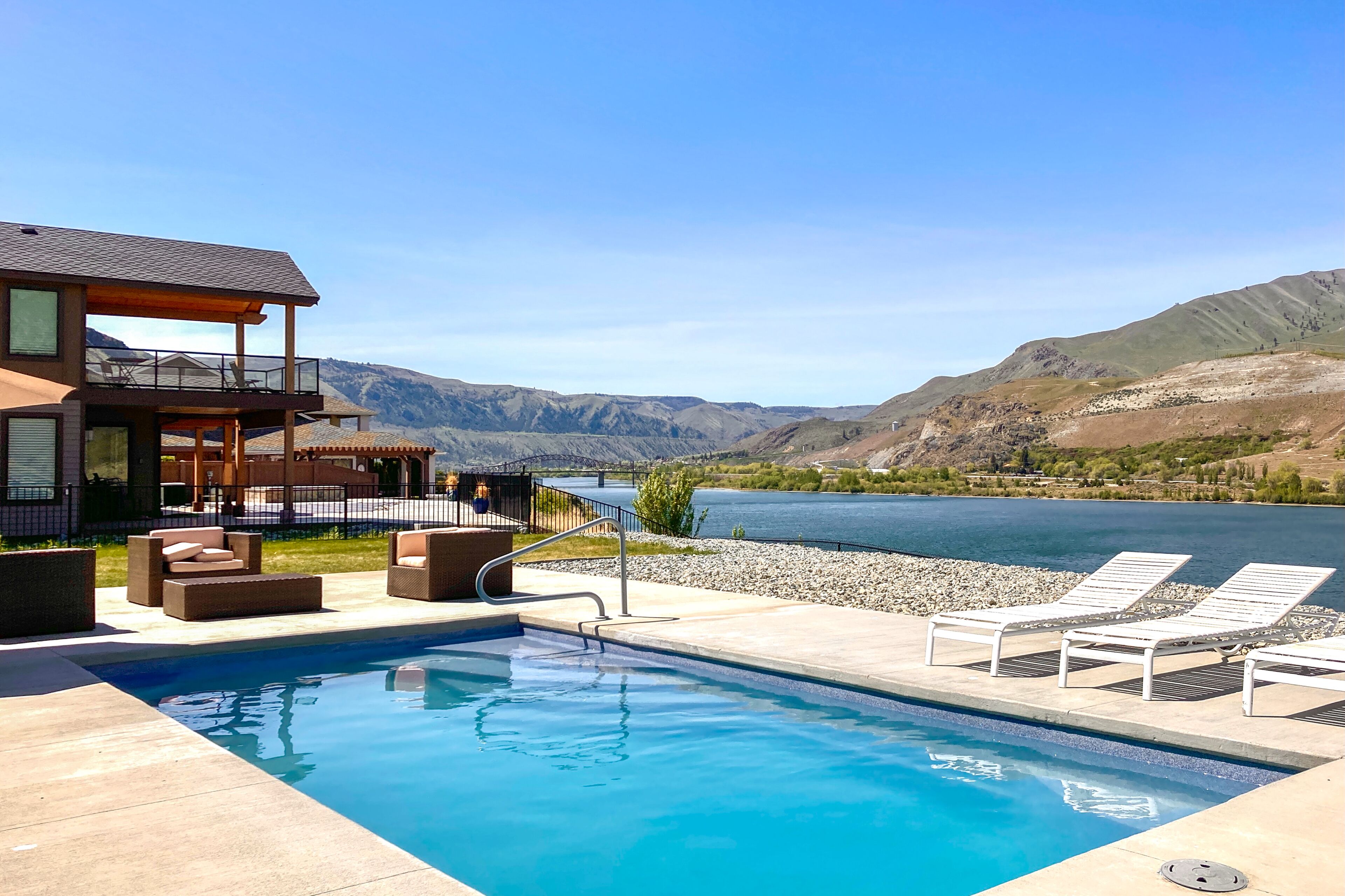 Riverfront, Chelan area home with private pool & hot tub