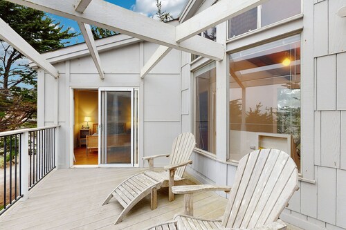 Bright Home 800 Feet from Salmon Creek Beach w/ Wood Stove & Pool Table