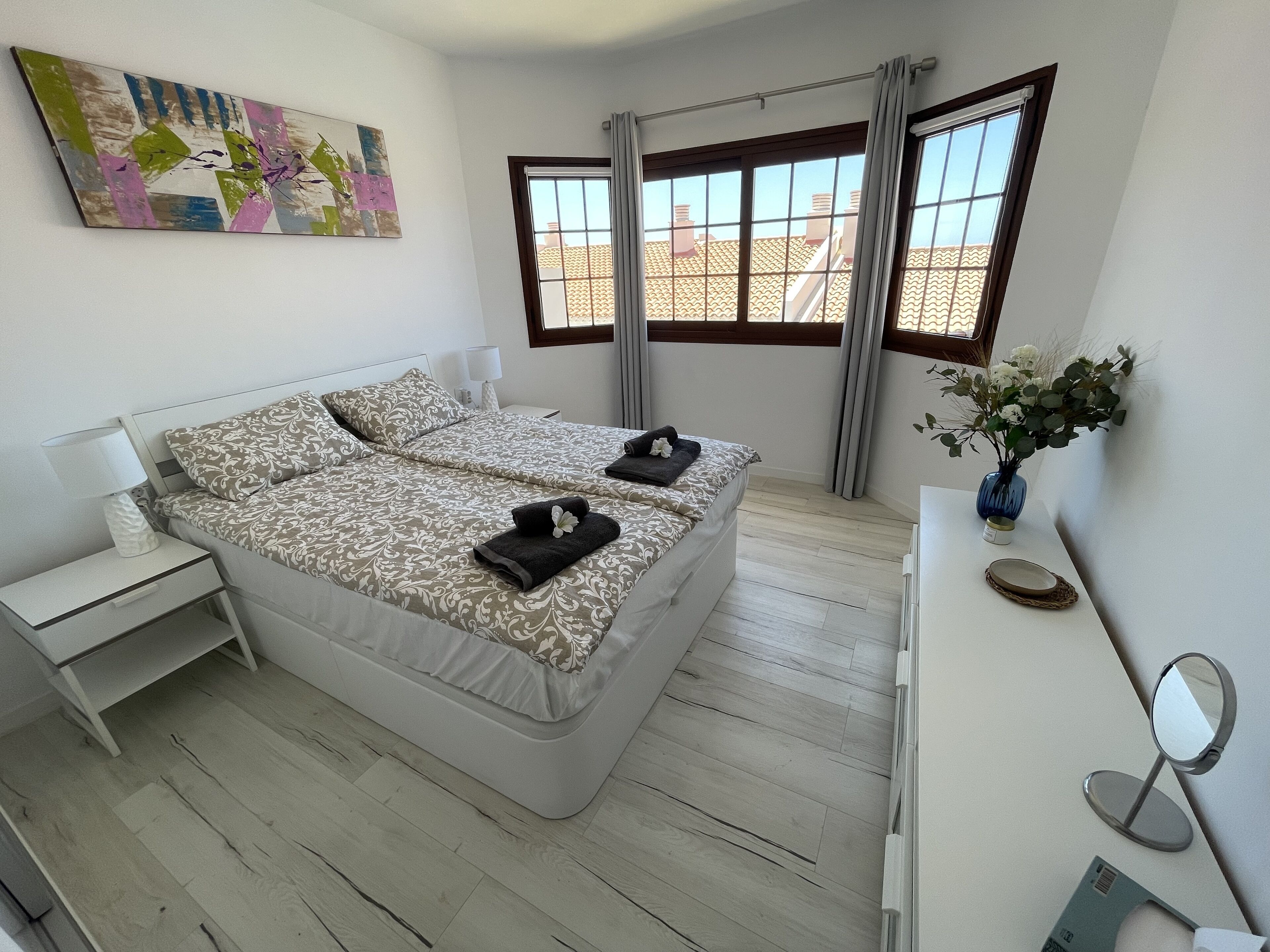 2 slaapkamers, een strijkplank/strijkijzer, reisbedje, gratis wifi