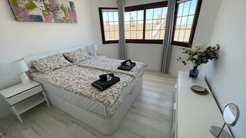 2 slaapkamers, een strijkplank/strijkijzer, reisbedje, gratis wifi
