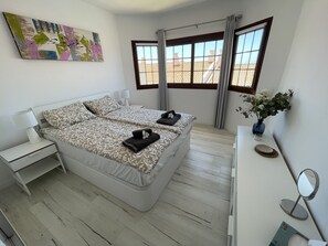 2 slaapkamers, een strijkplank/strijkijzer, reisbedje, gratis wifi