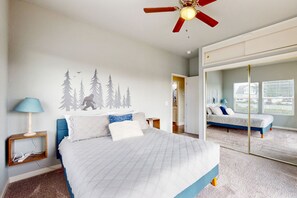 4 bedrooms, desk, internet, bed sheets