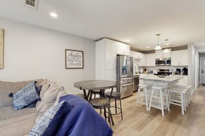 Interior - Condo Near Lake Horseshoe Bay w/ Private Balcony, Washer/Dryer, A/C, WiFi (Horseshoe Bay)