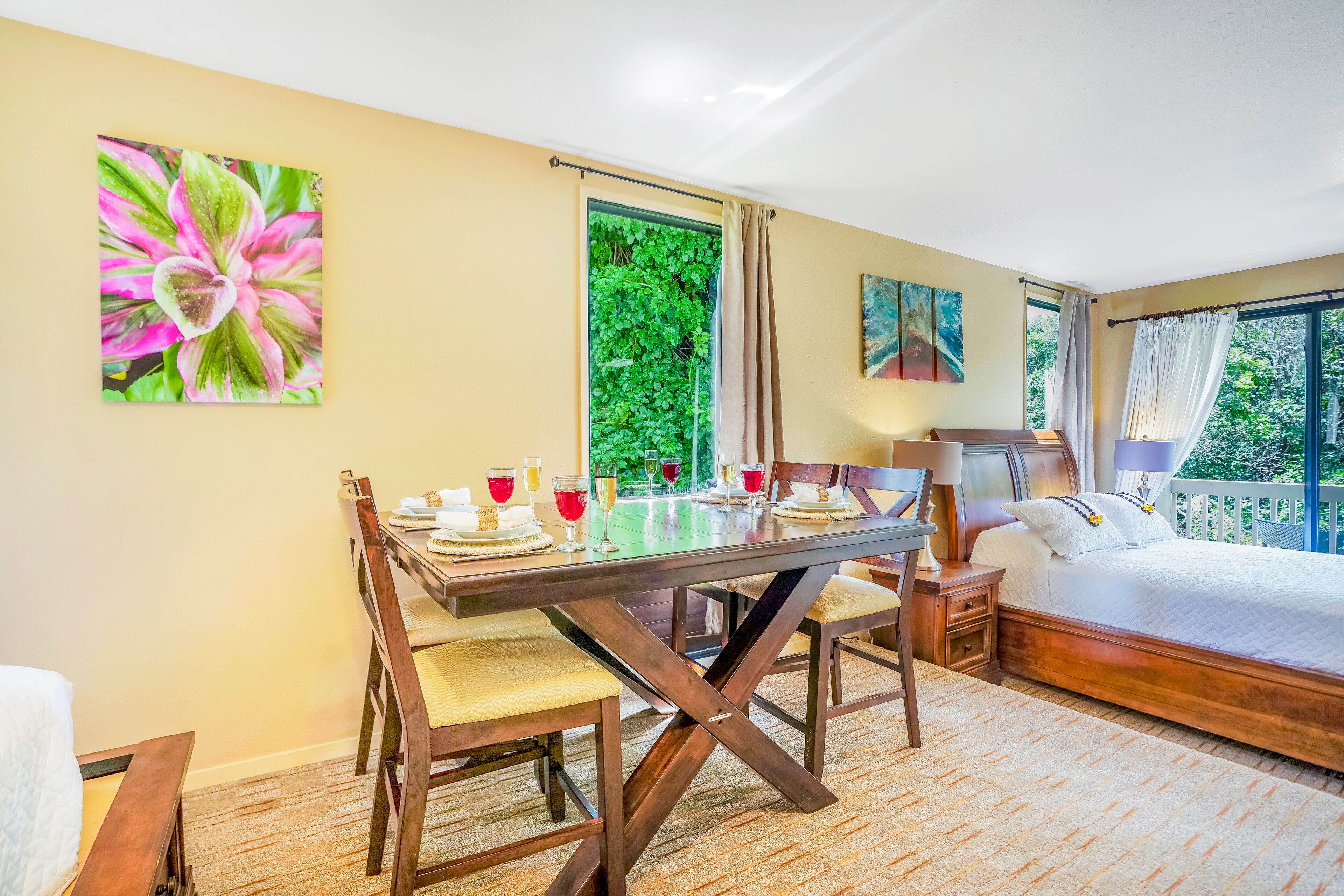 Lovely Corner Gem W/ Private Balcony, Fast WiFi & Full Kitchen - Walk to Beach