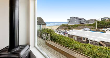 Lovely ocean-view cottage next to Nye Beach access - EV charger on-site