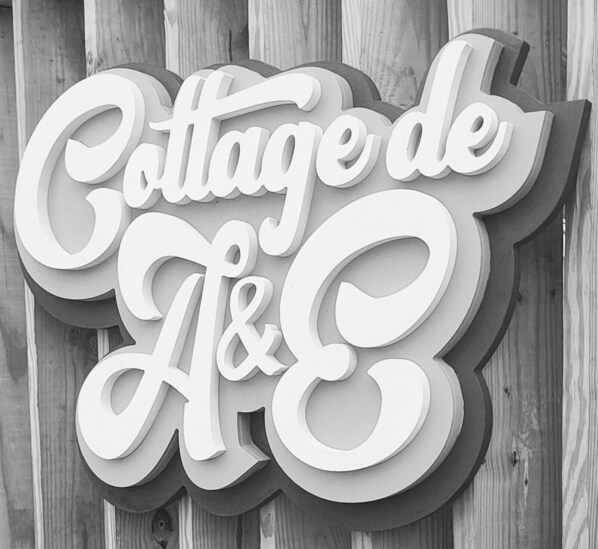 A white, three-dimensional sign with the text "Cottage de A&E" against a wooden background. - 3 MIN. WALK TO THE BEACH! South Nags Head (Nags Head)