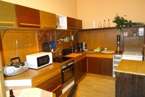 Refrigerador, microondas, parrilla de estufa y cafetera y tetera 