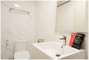 Bathroom - Reddoorz Plus @ Madukoro Raya Semarang (Semarang)