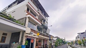 Un immeuble à plusieurs étages, sur lequel est apposée une enseigne indiquant la qualité irréprochable du service.