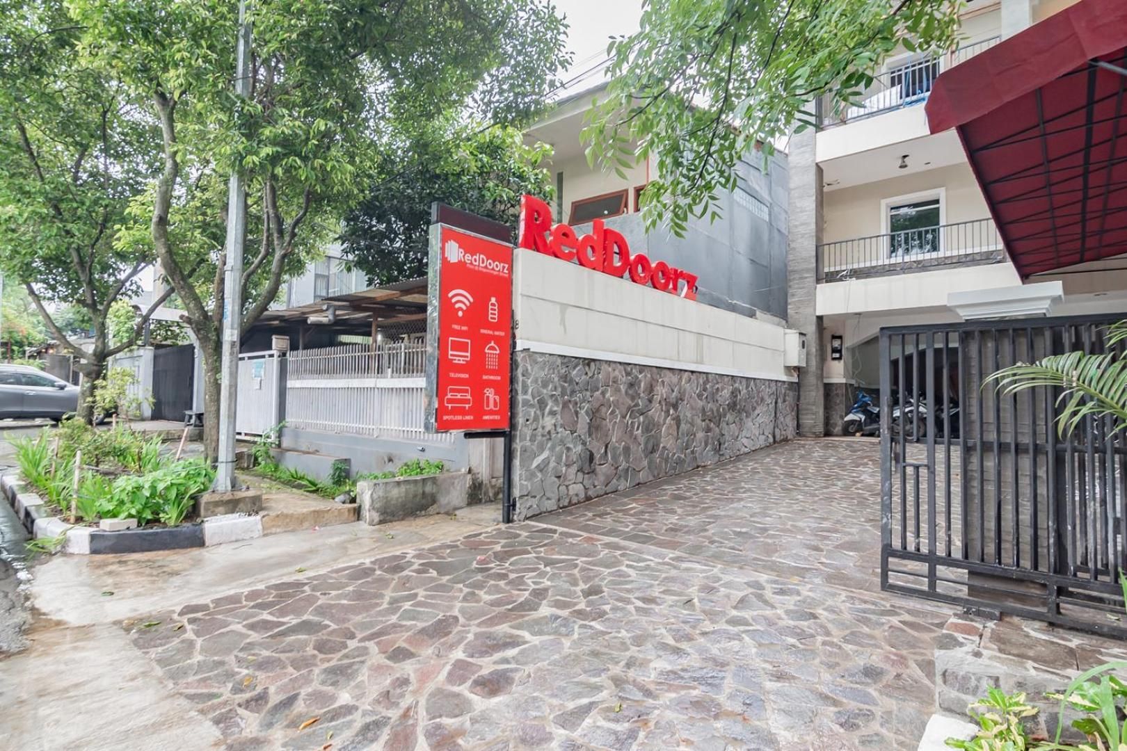 A RedDoorz sign with Wi-Fi, TV, and other amenities.