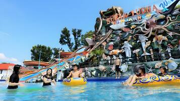 Ein Wasserpark mit einem großen Schild, auf dem 'Turya Yudhar Banjara Water' steht.