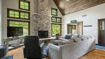 TV connectée, cheminée, lecteur de DVD, chaßne hi-fi