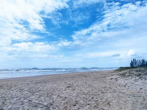 Nær stranden og solsenger