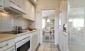 Een koelkast, een microgolfoven, een oven, een vaatwasser