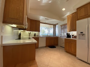 Private kitchen - Newly Renovated Palm Desert Getaway on a Luxurious Golf Course! (Palm Desert)