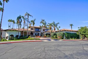 Country Club - Newly Renovated Palm Desert Getaway on a Luxurious Golf Course! (Palm Desert)
