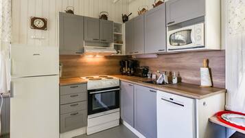 Frigorifero, microonde, lavastoviglie, pentole/stoviglie/utensili