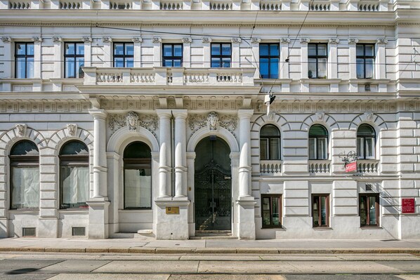 Exterior detail - Lovely Landstraße 1BR w/ Elevator, walk to U3 + Bahnhof, by Blueground (Vienna)