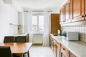 Een koelkast, een magnetron, een oven, een kookplaat