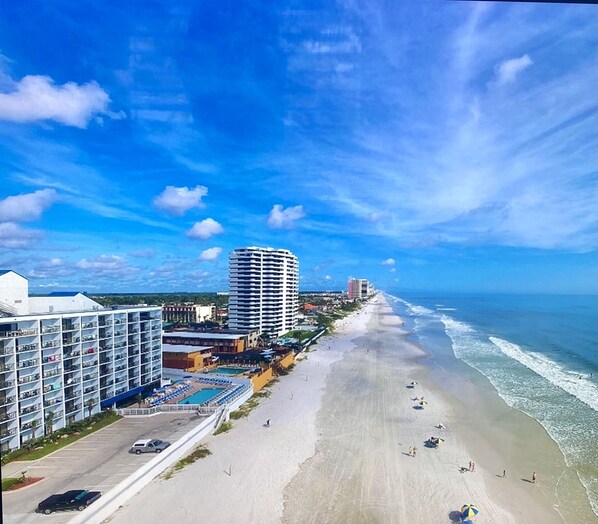 Beach nearby - New! Beautiful Waterfront Condo, 2 Bed/ 2 Bath, Walk to Beach and Shops, Pool (Fort Myers Beach)
