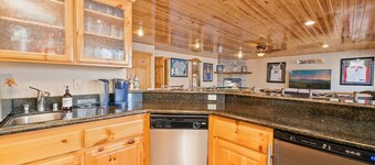 Spacious Family Retreat in Big Bear Lake: Pet-Friendly, Fire Pit, Sonos & Jacuzzi – 3400 Sq Ft Luxury