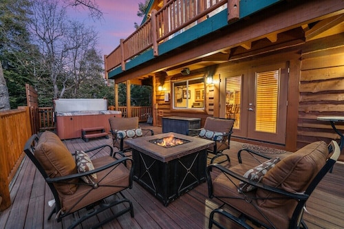 Spacious Family Retreat in Big Bear Lake: Pet-Friendly, Fire Pit, Sonos & Jacuzzi – 3400 Sq Ft Luxury