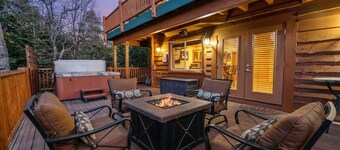 Spacious Family Retreat in Big Bear Lake: Pet-Friendly, Fire Pit, Sonos & Jacuzzi – 3400 Sq Ft Luxury