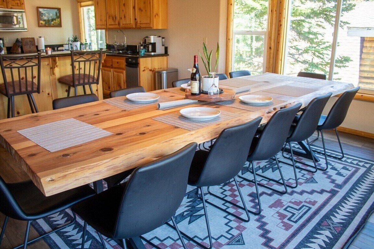 Photo 2 of Spacious Family Retreat in Big Bear Lake: Pet-Friendly, Fire Pit, Sonos & Jacuzzi – 3400 Sq Ft Luxury