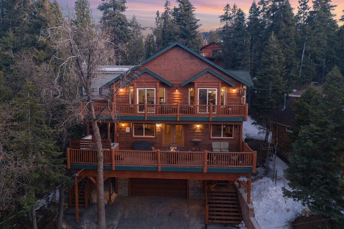 Spacious Family Retreat in Big Bear Lake: Pet-Friendly, Fire Pit, Sonos & Jacuzzi – 3400 Sq Ft Luxury