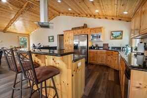 Fridge, microwave, oven, stovetop - Spacious Family Retreat in Big Bear Lake: Pet-Friendly, Fire Pit, Sonos & Jacuzzi – 3400 Sq Ft Luxury (Big Bear Lake)